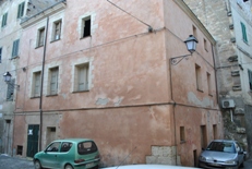 Sassari P.zza Rosario intera palazzina di 270 mq da ristrutturare con tre appartamentini cantina e due locali commerciali
