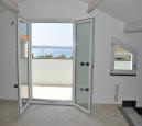 Alghero in piccolo condominio mansarda unico ambiente con servizio angolo cottura e terrazzo abitabile con  eccellente vista mare sul porto e spiaggia